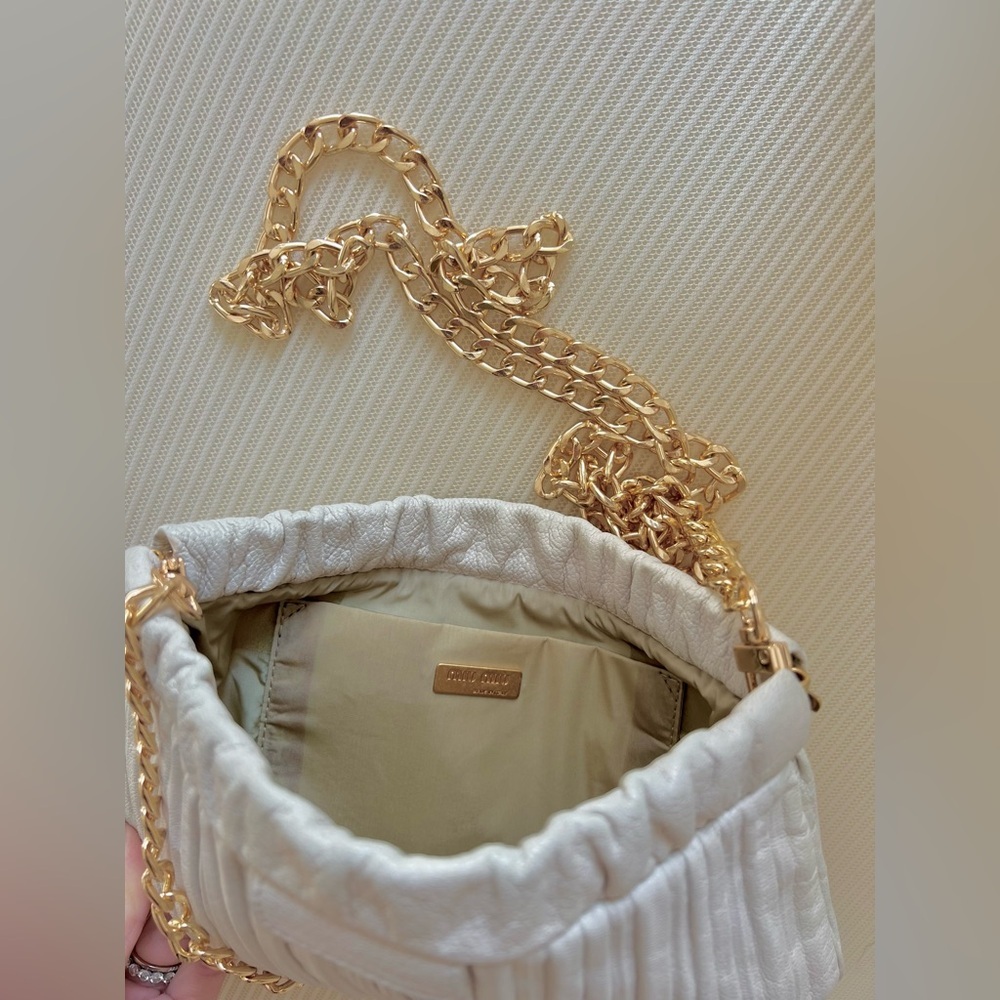 Miu Miu White Pleated Leather Shoulder Bag Crossbody Bag Gold Chain - Picture 2 of 10
